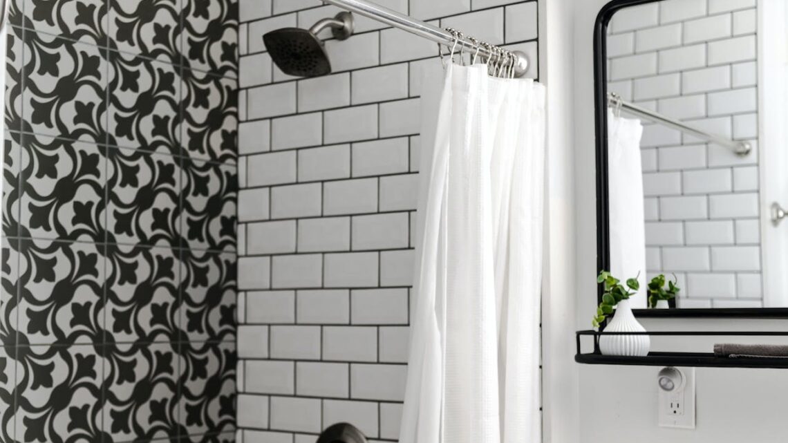 Comment choisir un rideau de douche original pour votre salle de bains