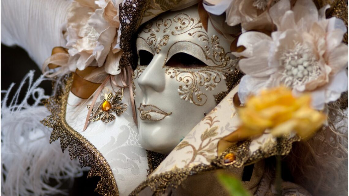 Le masque vénitien : éclat et mystère d’une soirée chic
