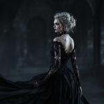 une-robe-gothique-elegante-avec-des-details-en-dentelle-presentee-dans-un-environnement-sombre-accentuant-sa-silhouette-fluide-et-ses-motifs-complexes