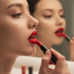 découvrez comment choisir un rouge à lèvres longue tenue pour garder des lèvres parfaites toute la journée, avec des conseils pratiques et des astuces incontournables.
