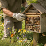Installer un hôtel à insectes pour favoriser la biodiversité découvrez comment installer un hôtel à insectes pour préserver la biodiversité et soutenir les écosystèmes locaux en offrant un habitat aux pollinisateurs et auxiliaires du jardin.